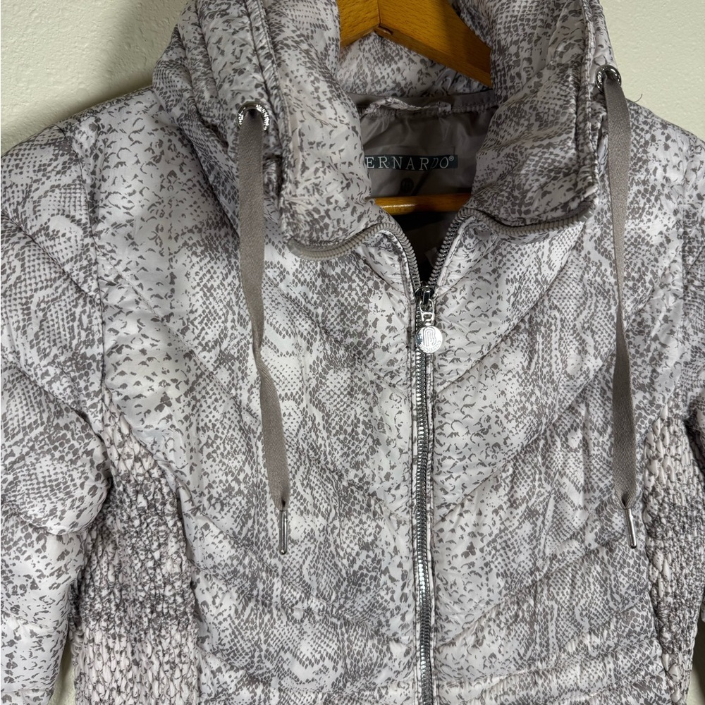 Bernardo Women’s Gray And White Snake Print Packable Puffer Jacket Coat XS - Picture 6 of 15